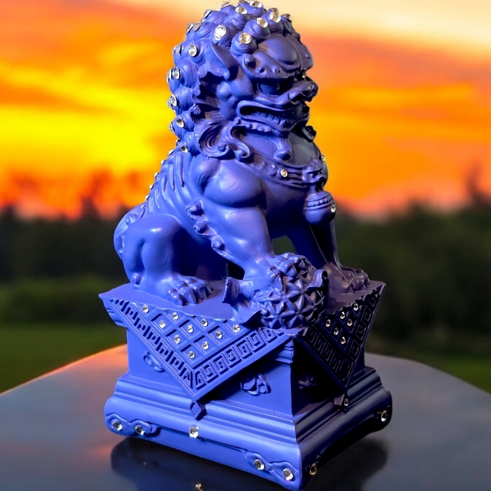 Pixiu figure with more than 60 Swarovski. 12 inch. Attraction of good...